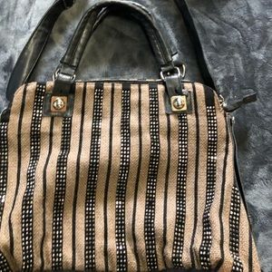 Pack a book shoulder and can be held by hand beige